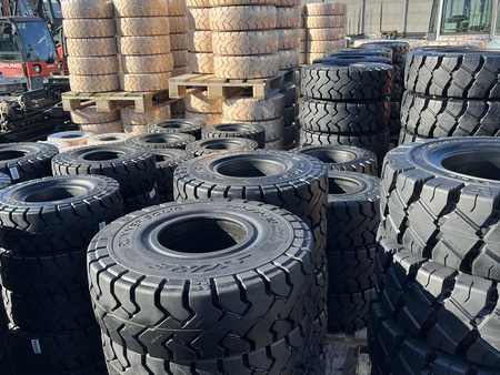 Opona do wózka widłowego QUICK pełna 2.50 - 15 250/70-15 Czarna ROCKSOLID
